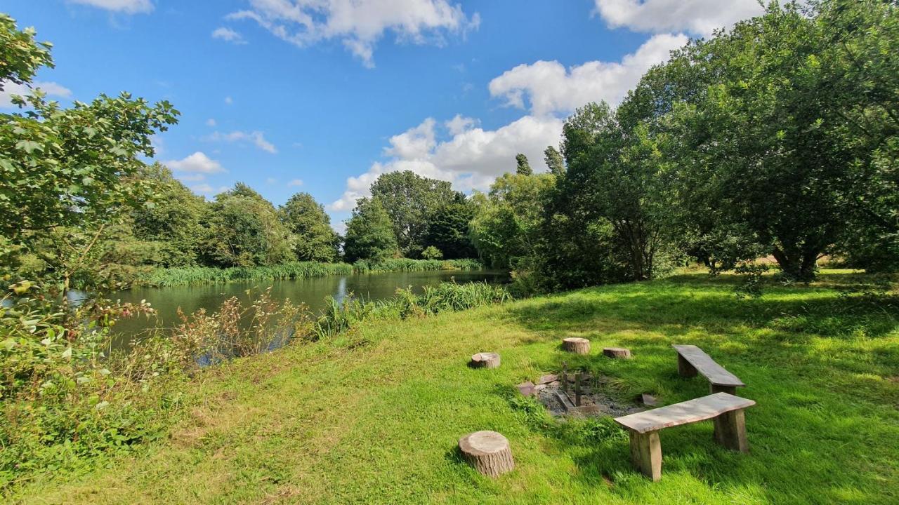 Exclusive Coach House With Lakeside Hot Tub On Country Estate Toddington  Exterior foto