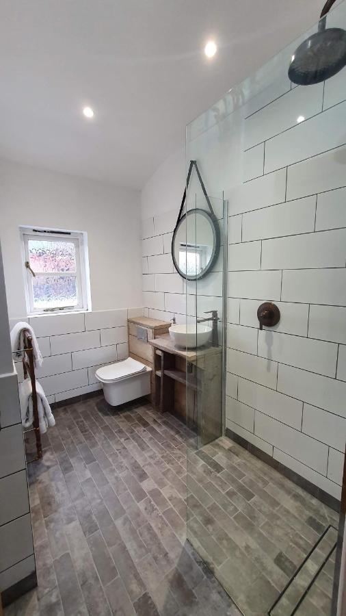 Exclusive Coach House With Lakeside Hot Tub On Country Estate Toddington  Exterior foto