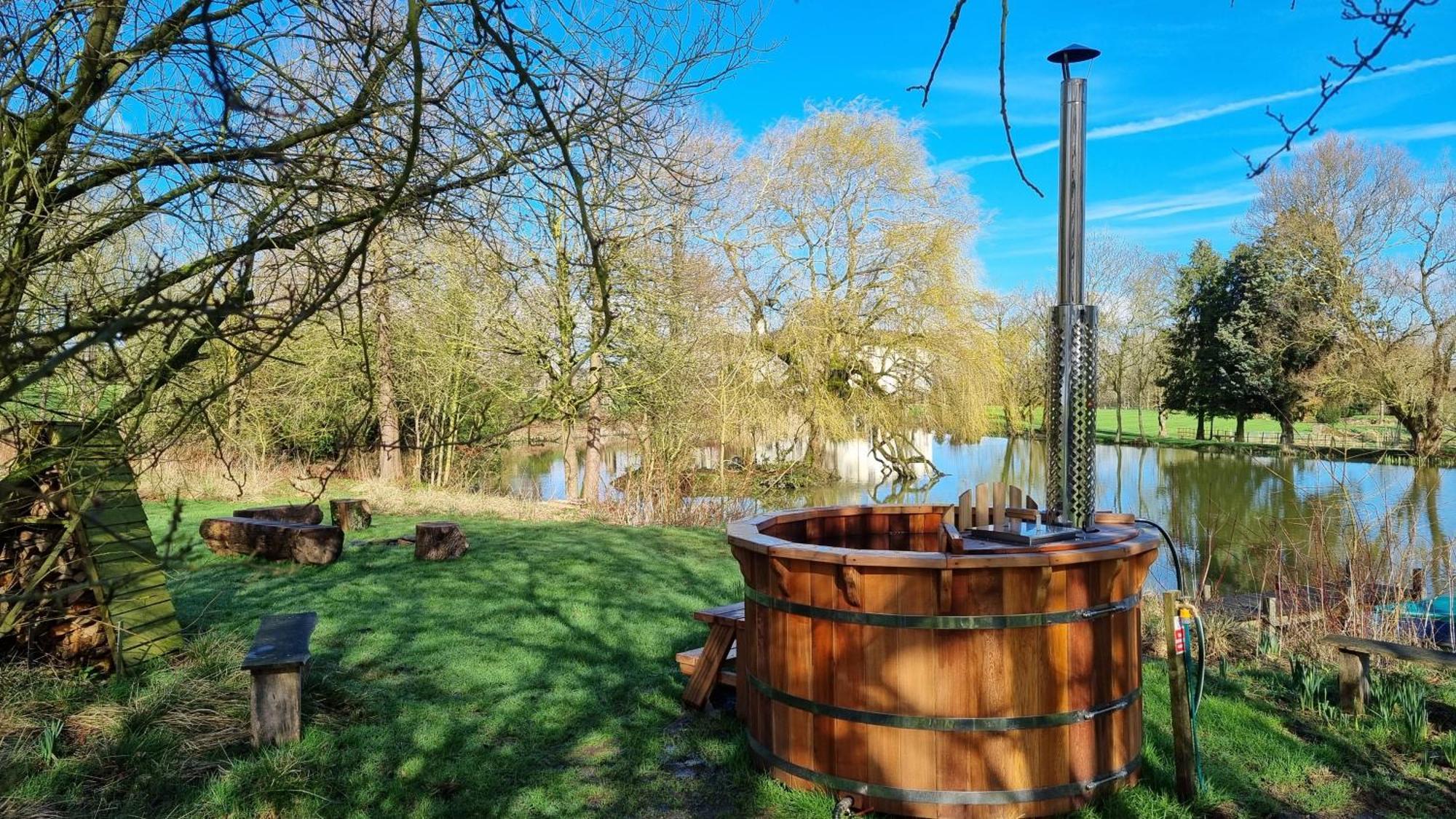 Exclusive Coach House With Lakeside Hot Tub On Country Estate Toddington  Exterior foto